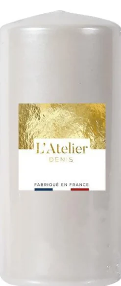 L'ATELIER DENIS Bougie cylindrique coloris blanc nacré L’Atelier Denis – Ø 6,8 x H 14,5 cm