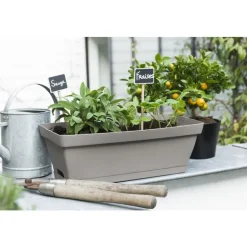 Discount POETIC Jardinière en plastique taupe avec soucoupe clipsée et support Eda Roméo – 49 x 28 x 19 cm