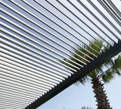 New COULEURS DU MONDE Pergola bioclimatique autoportante en aluminium coloris gris anthracite modèle Maïa - 3 x 3 x 2,23 m