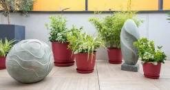 Hot EDA Pot en matière recyclée coloris rouge cerise Poetic Joy 35 - Ø 34,4 x H 28,4 cm