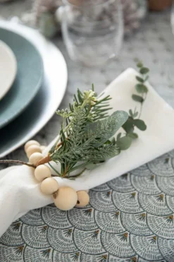Online KAEMINGK Rond de serviette coloris vert avec boules en bois, pommes de pin, eucalyptus et paillettes Modern – 6 x 9 x 9 cm