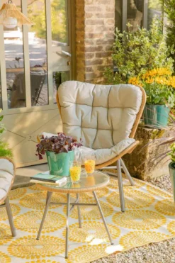 Sale Salon de jardin en acier et résine tressée coloris noir et miel Hosta - 3 éléments (table basse et deux fauteuils)