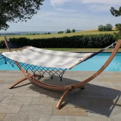 Best JOBEK Set support et hamac EsKapade coloris rayé marine à franges bleues en bois et polypropylène Hamacs - 323 x 125 x 128 cm